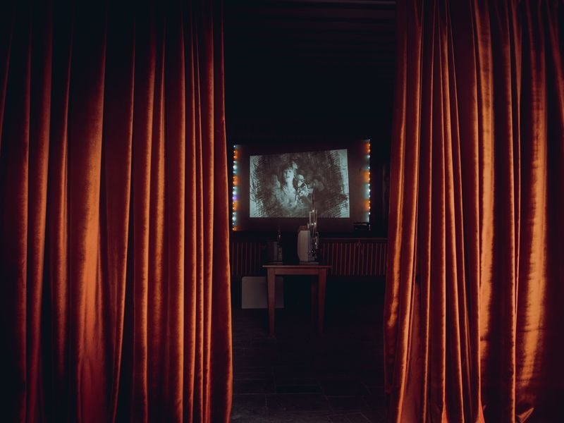 salle de projection privee, confort d un abonnement iptv chaines adulte